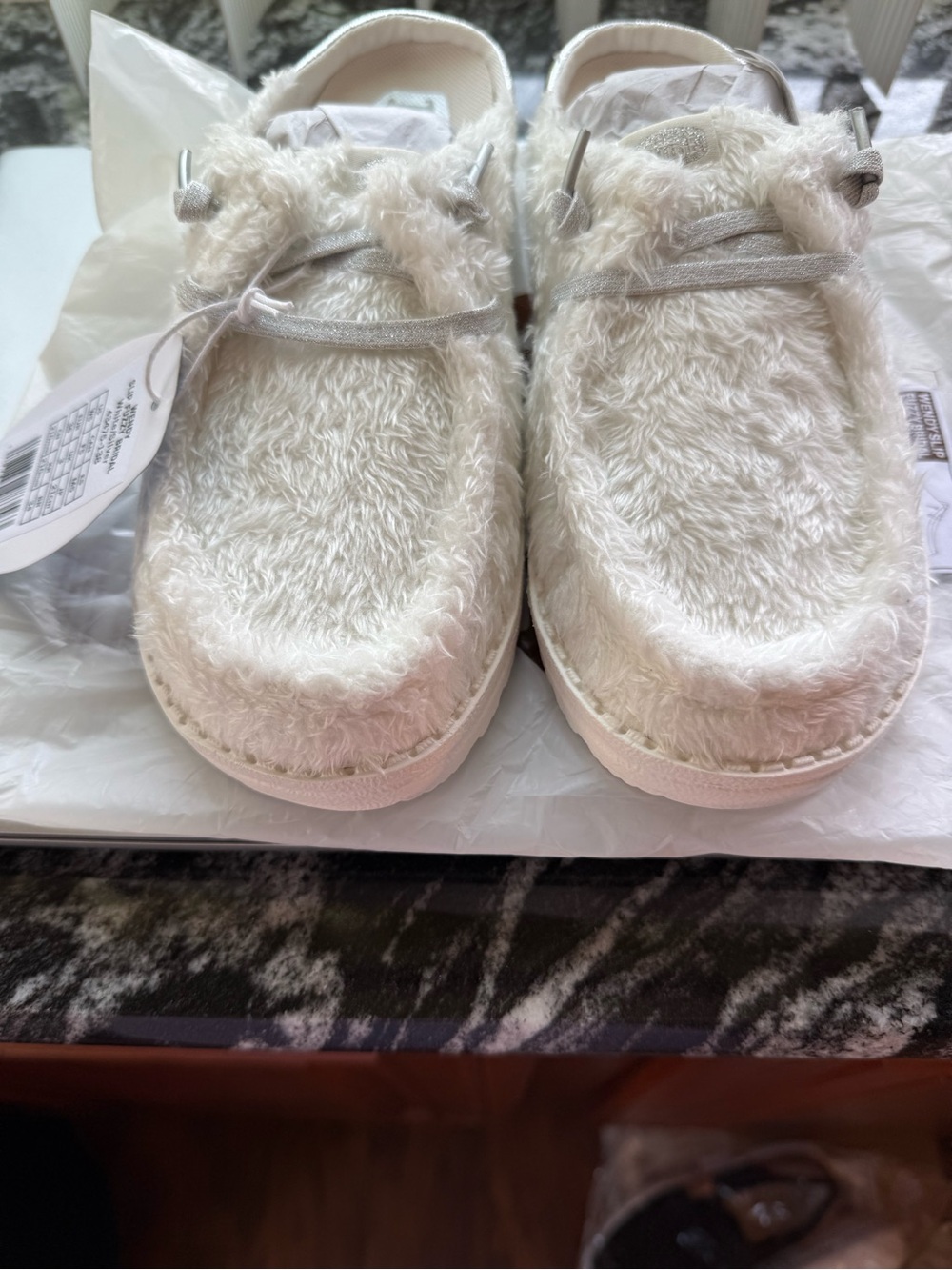NWT Hey Dude comfortable Fuzzy Slip-On Sneakers in Cream